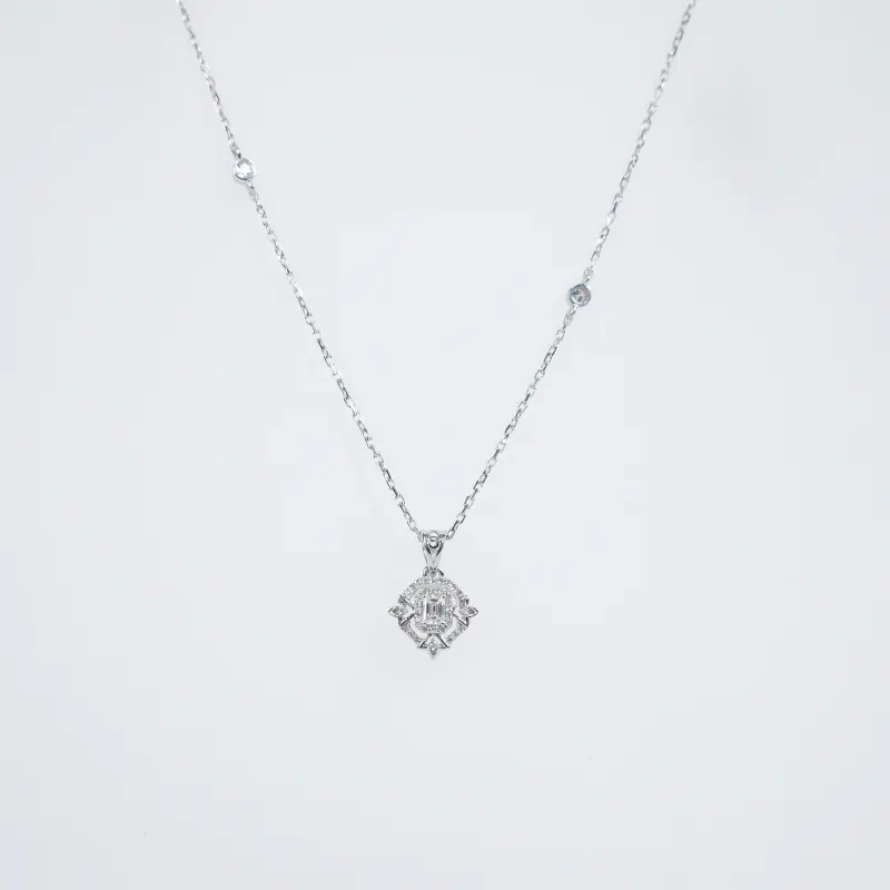 LUMINOUS STARBURST NECKLACE